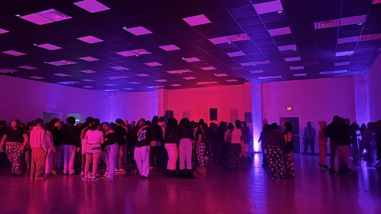 Venue without professional lighting — plain overhead fluorescent lights